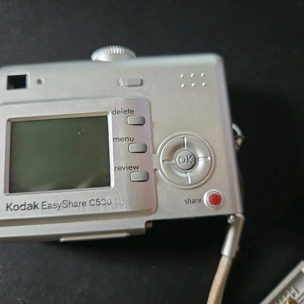 Kodak Digital Camera EasyShare C530 5.0MP Silver Tested (Broken Battery Door)